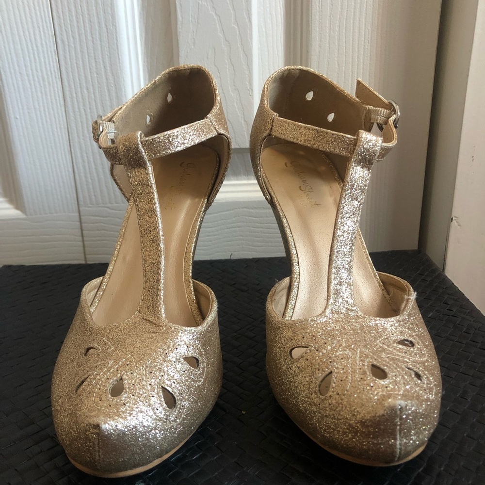 The Zest is History Gold T-Strap Vintage 1940s Style Heel